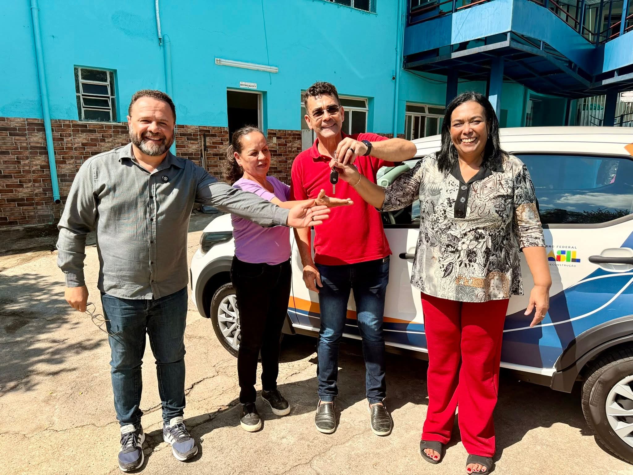 Lar dos Velhinhos recebe oficialmente veículo do programa MOBSUAS durante visita de autoridades