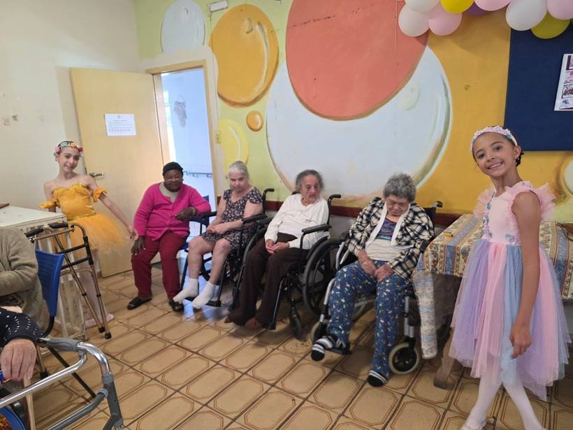 Apresentação de balé para os moradores