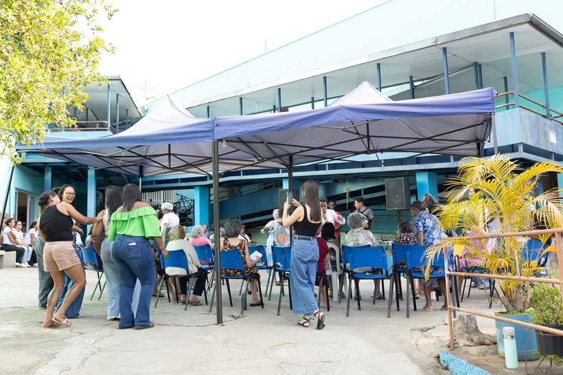 Festa no pátio do Lar dos Velhinhos