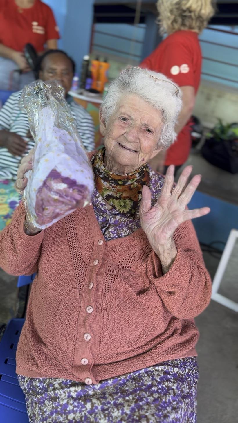 Moradora do Lar dos Velhinhos sorrindo